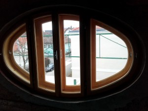 Ellipsenförmiges Pfostenstockfenster